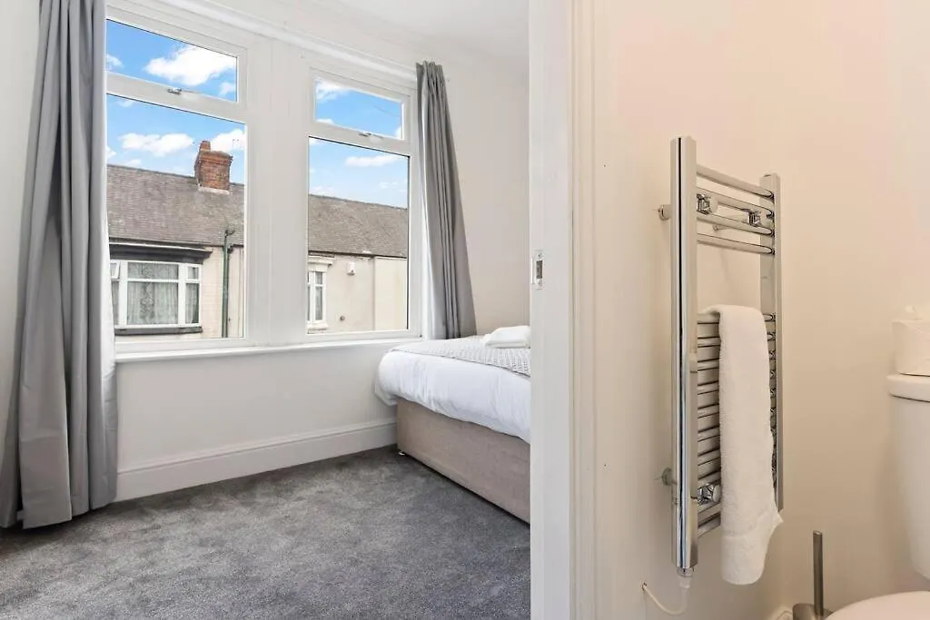 Holiday home 4 Bedroom 4 Bathroom House - Central Location - Free Parking, Fast Wifi And Smart Tvs - Perfect For Contractors And Groups - By Yoko Property Redcar