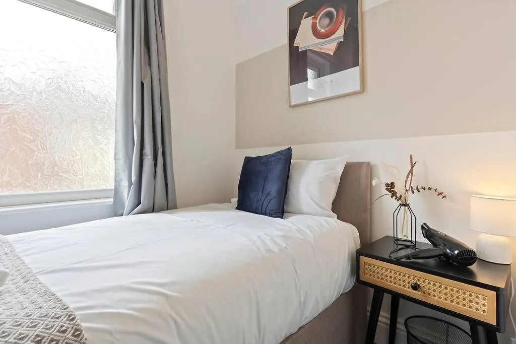 4 Bedroom 4 Bathroom House - Central Location - Free Parking, Fast Wifi And Smart Tvs - Perfect For Contractors And Groups - By Yoko Property Redcar