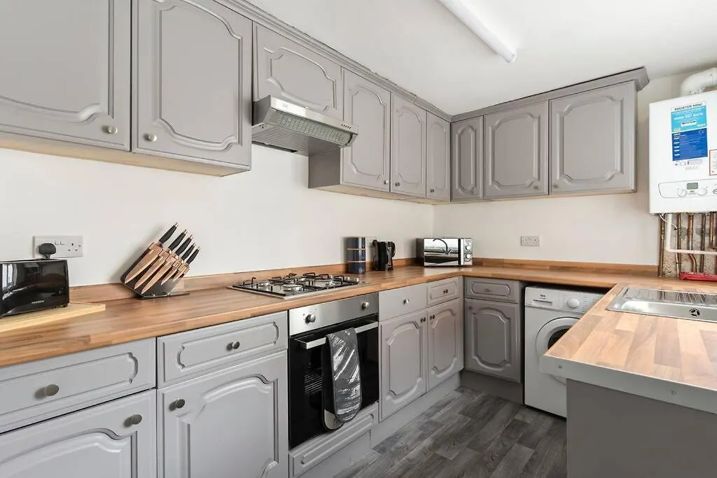 4 Bedroom 4 Bathroom House - Central Location - Free Parking, Fast Wifi And Smart Tvs - Perfect For Contractors And Groups - By Yoko Property Redcar United Kingdom